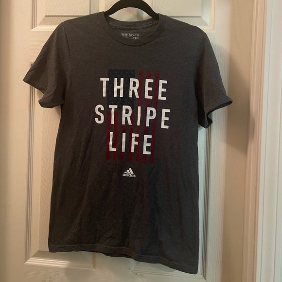 EUC adidas men’s small three stripe life go to tee American flag gray Tshirt - Picture 1 of 6